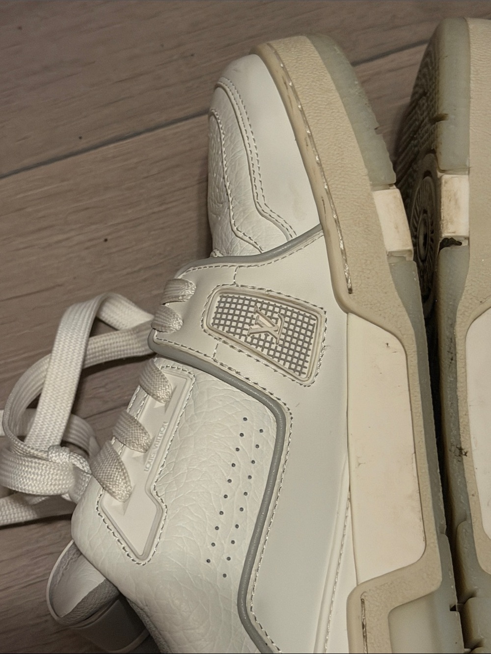 Louis Vuitton Cream White Low-Top Sneakers - Picture 4 of 11
